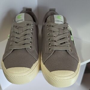 Cariuma Gray Sneakers Minimalist Design